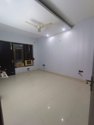 Room in 3 BHK Builder Floor at Uppal Southend, Sector 49 – for Rent