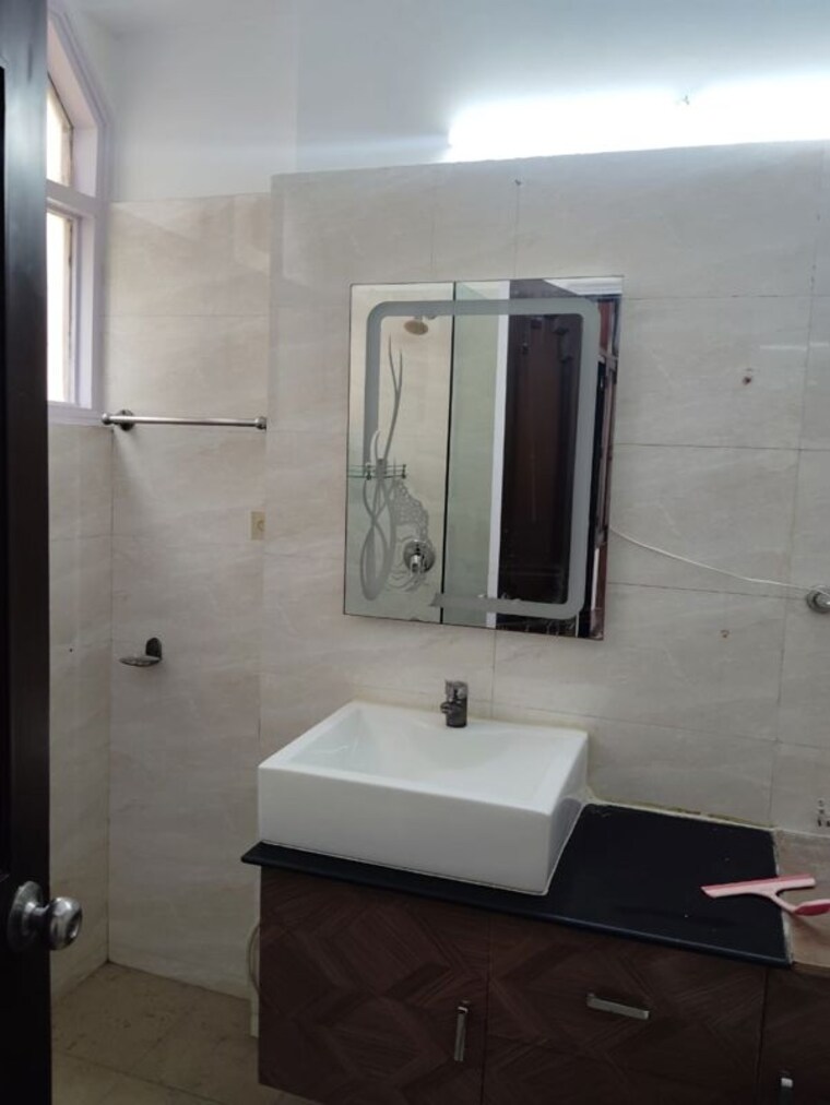 Bathroom, hauz khas 3 Bedroom 1600 Sq.Ft. Builder Floor In Hauz Khas Delhi 10593552