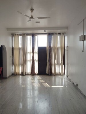 Room in 3 BHK Builder Floor at Hauz Khas – for Rent
