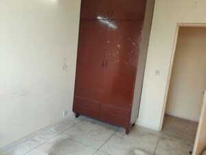 Room in 3 BHK Apartment at DLF Ridgewood Estate, Dlf Phase iv – for Rent