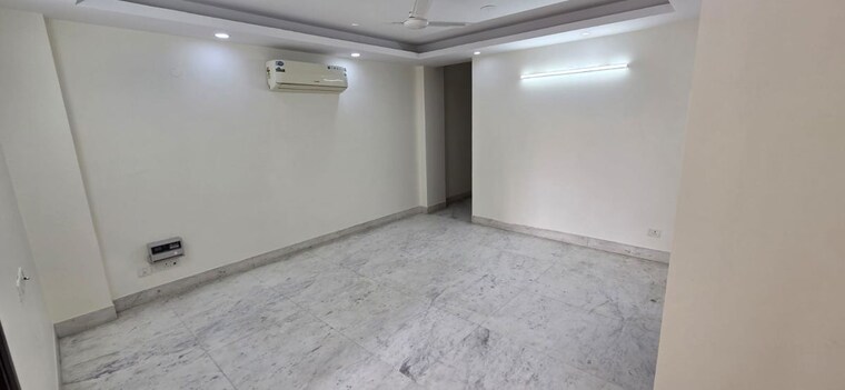 Room, gautam nagar 3 Bedroom 150 Sq.Yd. Builder Floor In Gautam Nagar Delhi 10593581