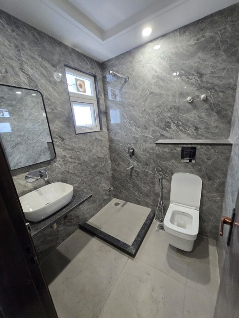 Bathroom, dlf city phase 3 1 Bedroom 400 Sq.Ft. Builder Floor In Dlf City Phase 3 Gurgaon 10593580