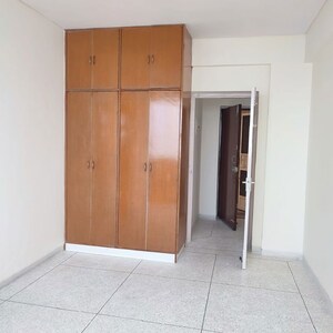 Room in 4 BHK Apartment at DLF Ridgewood Estate, Dlf Phase iv – for Rent