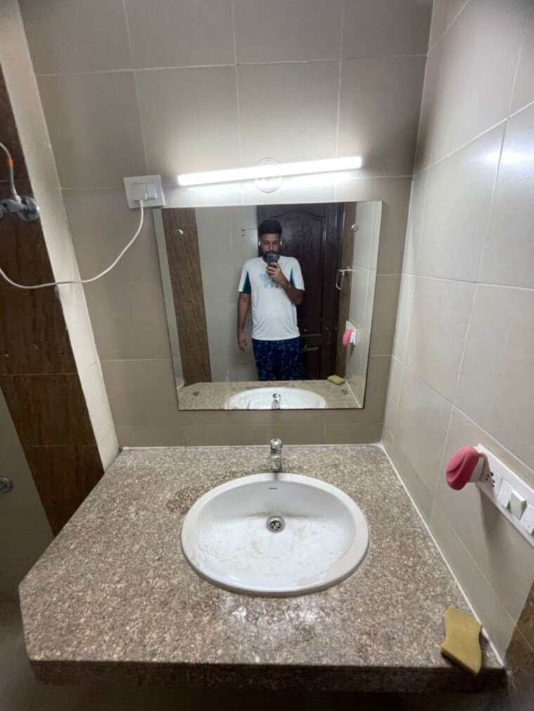 Bathroom, unitech-uniworld-gardens-2 2 Bedroom 857 Sq.Ft. Apartment In Sector 47 Gurgaon 10593610
