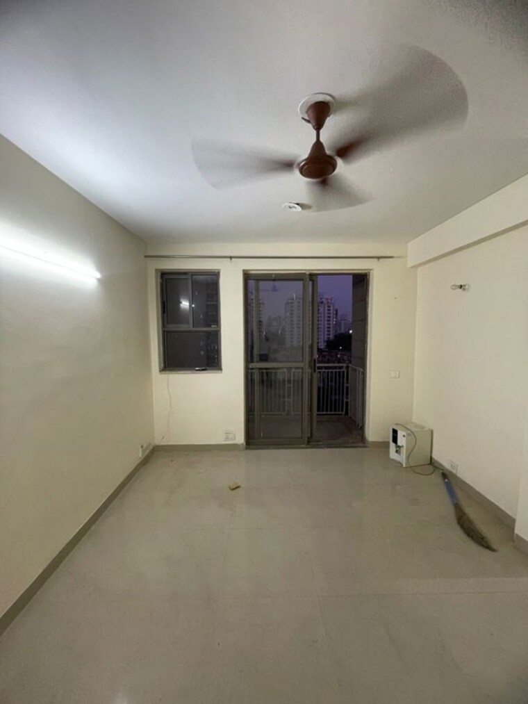 Room, unitech-uniworld-gardens-2 3 Bedroom 1373 Sq.Ft. Apartment In Sector 47 Gurgaon 10593657