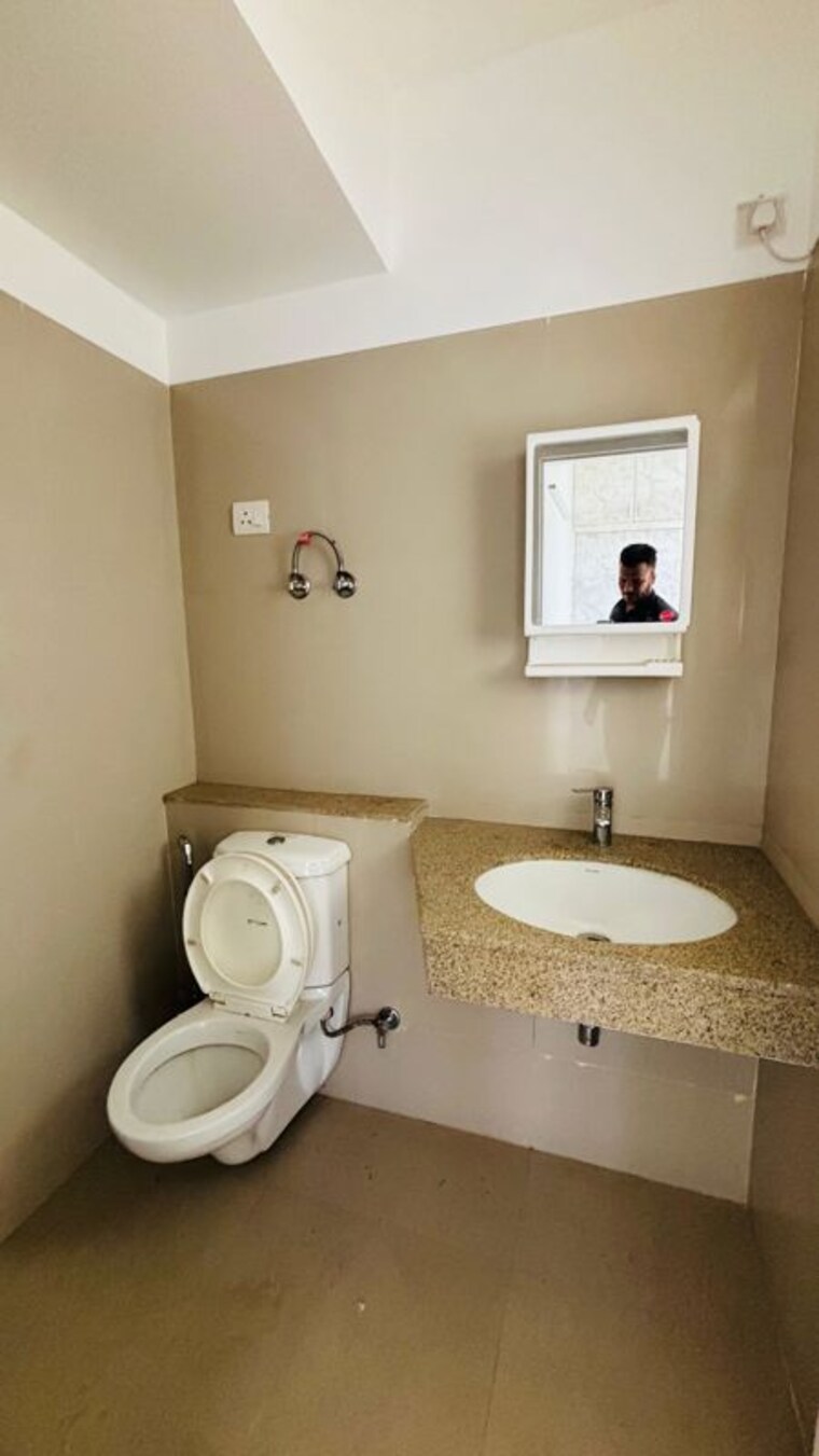 Bathroom, emaar-gurgaon-greens 3.5 Bedroom 1650 Sq.Ft. Apartment In Sector 102 Gurgaon 10593691