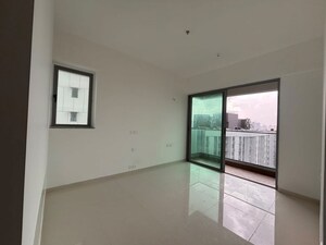 Room in 3 BHK Apartment at Kalpataru Immensa, Kolshet Road – for Rent