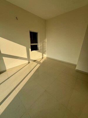 Room in 3 BHK Apartment at Lodha Amara, Kolshet Road – for Sale