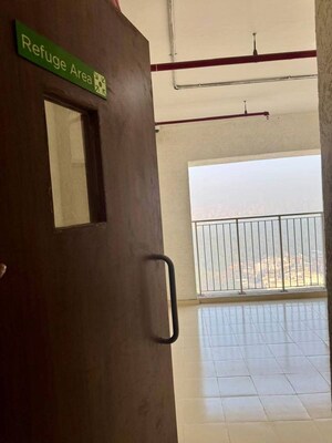 Room in 3 BHK Apartment at Lodha Amara, Kolshet Road – for Sale