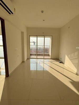 Room in 3 BHK Apartment at Lodha Amara, Kolshet Road – for Sale