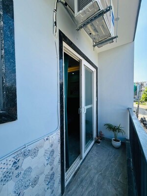 Building Lobby in 1 BHK Builder Floor at Sector 52 – for Rent