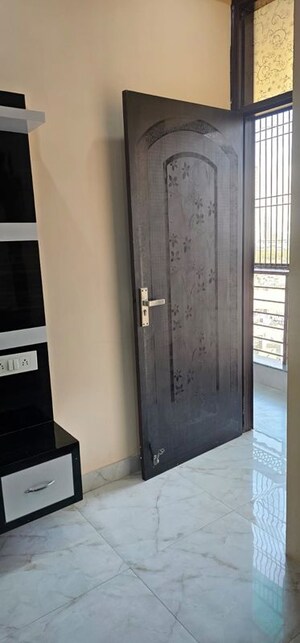 Building Lobby in 1 BHK Builder Floor at Defence Enclave Noida, Sector 44 – for Rent