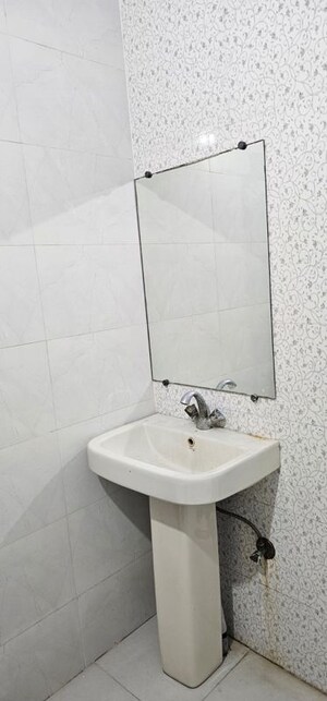 Bathroom in 1 BHK Builder Floor at Defence Enclave Noida, Sector 44 – for Rent