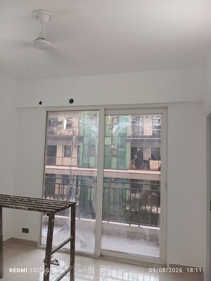 Room in 2 BHK Apartment at Signature Global Prime, Sector 63a – for Rent