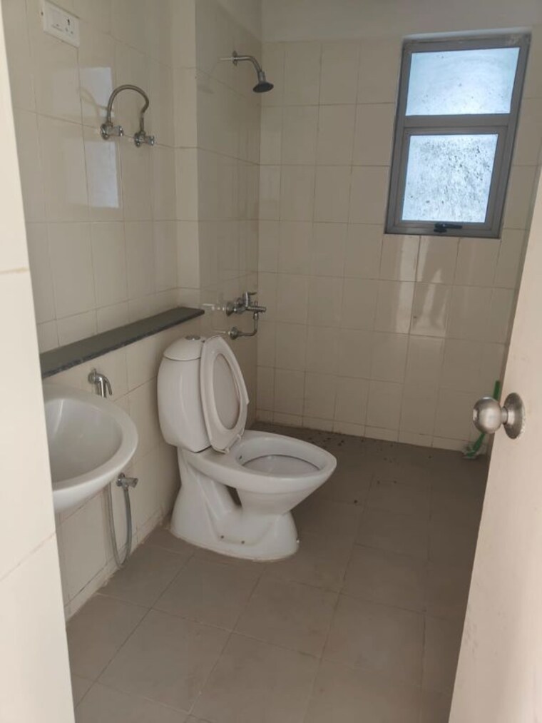 Bathroom, vatika-lifestyle-homes 3 Bedroom 1750 Sq.Ft. Apartment In Sector 83 Gurgaon 10594026