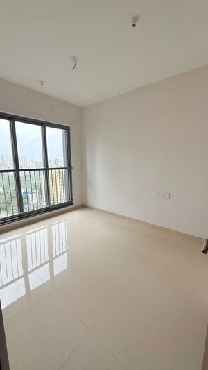 Room in 1.5 BHK Apartment at Kalpataru Elitus, Mulund West – for Rent