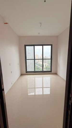 Room in 1.5 BHK Apartment at Kalpataru Elitus, Mulund West – for Rent