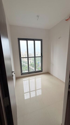 Room in 1.5 BHK Apartment at Kalpataru Elitus, Mulund West – for Rent