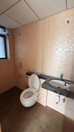 Bathroom in 1.5 BHK Apartment at Kalpataru Elitus, Mulund West – for Rent