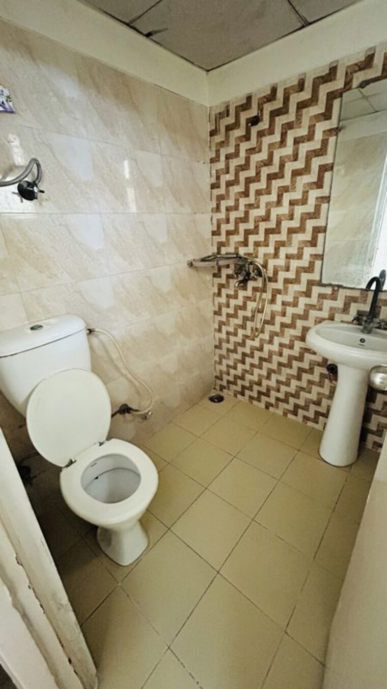 Bathroom, gaur-city-2-14th-avenue 2 Bedroom 855 Sq.Ft. Apartment In Sector 16c Greater Noida Greater Noida 10594098
