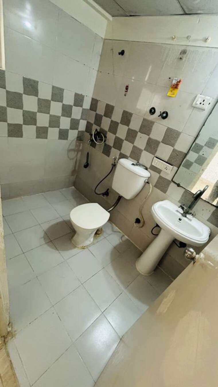 Bathroom, gaur-city-2-14th-avenue 2 Bedroom 855 Sq.Ft. Apartment In Sector 16c Greater Noida Greater Noida 10594098