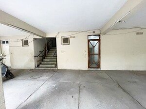 Room in 3 BHK Apartment at Navrangpura – for Sale
