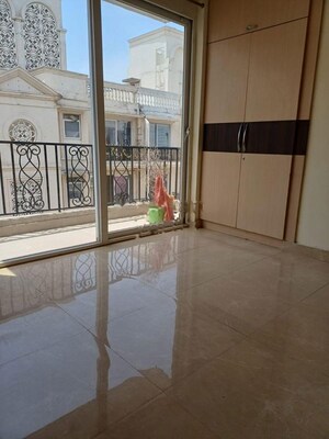 Room in 2 BHK Apartment at Pyramid Midtown, Sector 59 – for Rent