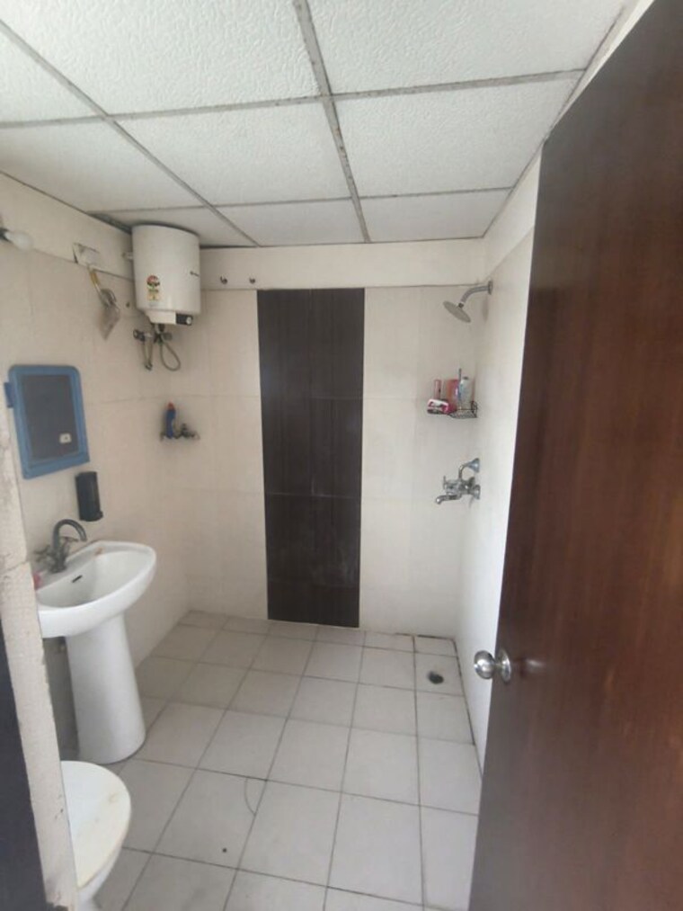 Bathroom, aims-golf-city 3.5 Bedroom 1550 Sq.Ft. Apartment In Sector 75 Noida 10594289