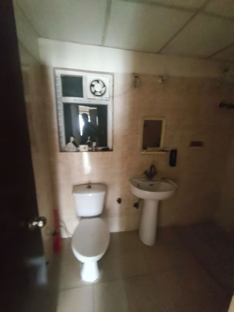 Bathroom, aims-golf-city 3.5 Bedroom 1550 Sq.Ft. Apartment In Sector 75 Noida 10594289