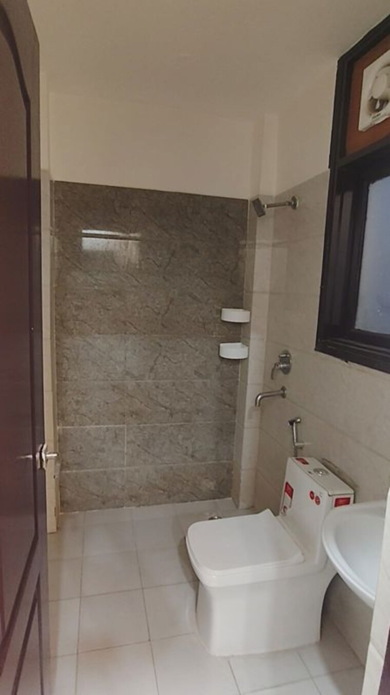 Bathroom, sushant-lok-2 2 Bedroom 180 Sq.Yd. Builder Floor In Sector 57 Gurgaon 10594282