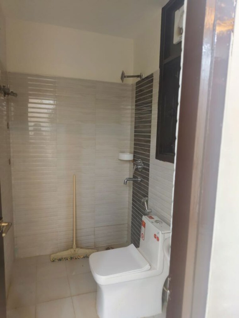 Bathroom, sushant-lok-2 2 Bedroom 180 Sq.Yd. Builder Floor In Sector 57 Gurgaon 10594282
