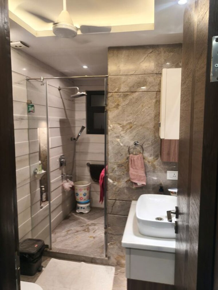 Bathroom, dlf-exclusive-floors 3 Bedroom 1800 Sq.Ft. Apartment In Sector 53 Gurgaon 10594388
