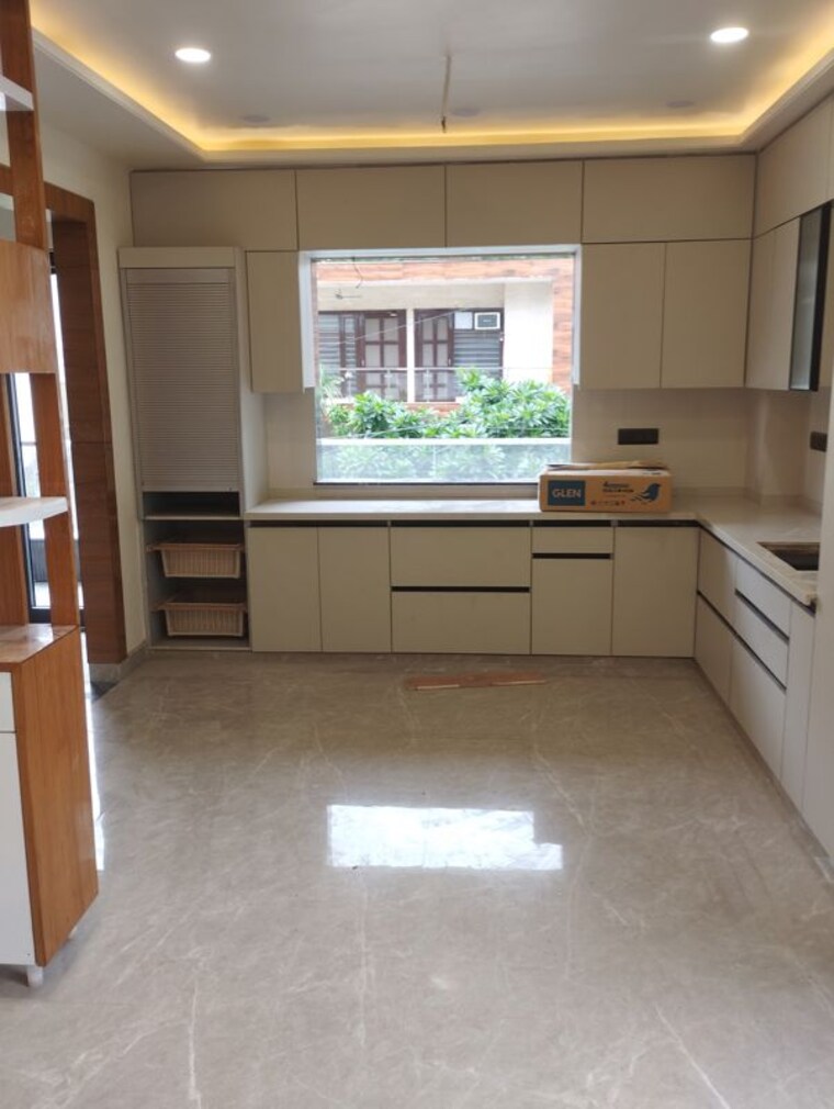 Room, parklands 4 Bedroom 300 Sq.Yd. Builder Floor In Sector 85 Faridabad 10594393
