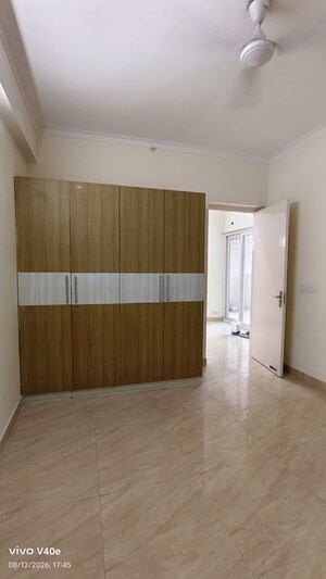 Room in 2 BHK Apartment at Gaur City 7th Avenue, Sector 4 Greater Noida – for Rent