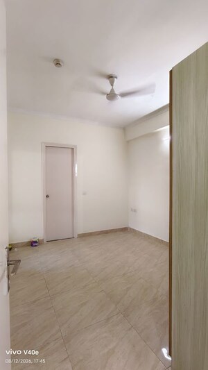 Room in 2 BHK Apartment at Gaur City 7th Avenue, Sector 4 Greater Noida – for Rent