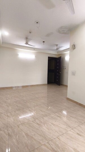 Room in 2 BHK Apartment at Gaur City 7th Avenue, Sector 4 Greater Noida – for Rent