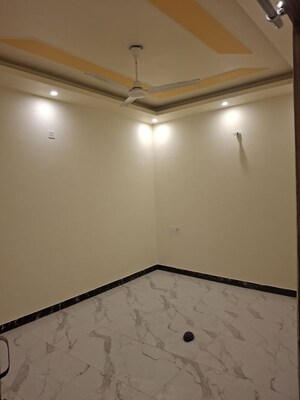 Room in 2 BHK Builder Floor at Aman Vihar – for Rent
