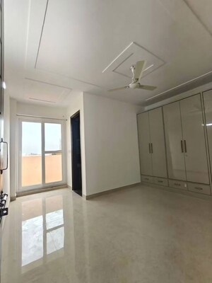 Room in 3 BHK Apartment at Chattarpur – for Rent