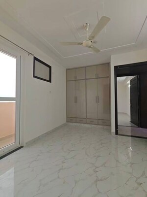 Room in 3 BHK Apartment at Chattarpur – for Rent