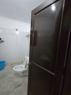 Furnished Amenities in 3 BHK Builder Floor at RWA Residential Society, Sector 40 – for Rent