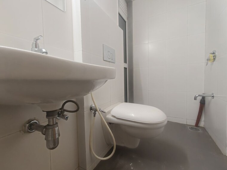 Bathroom, godrej-emerald 1.5 Bedroom 520 Sq.Ft. Apartment In Ghodbunder Road Thane 10594631
