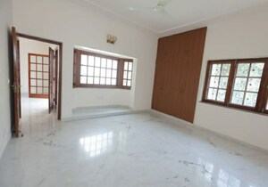 Room in 6+ BHK Independent House at New Friends Colony – for Rent