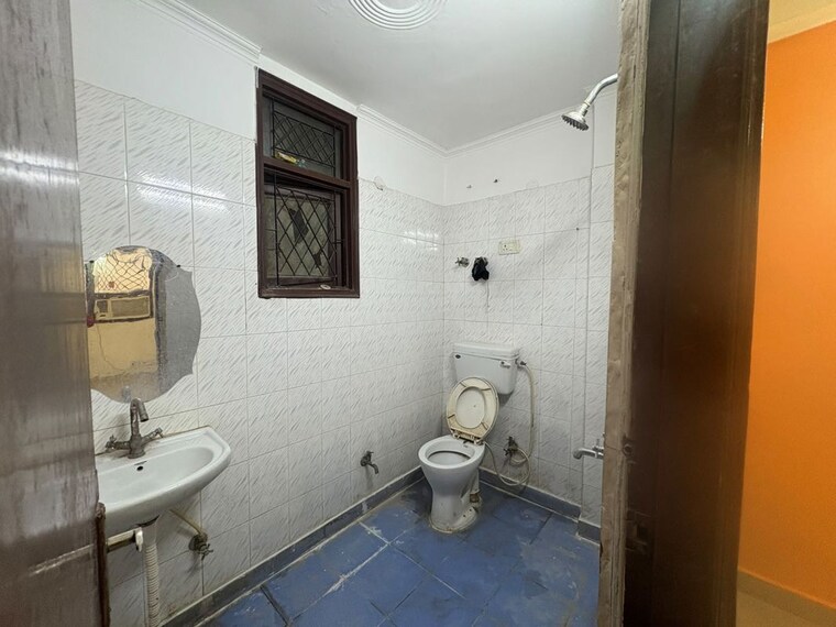 Bathroom, neb sarai 1 Bedroom 450 Sq.Ft. Builder Floor In Neb Sarai Delhi 10594843