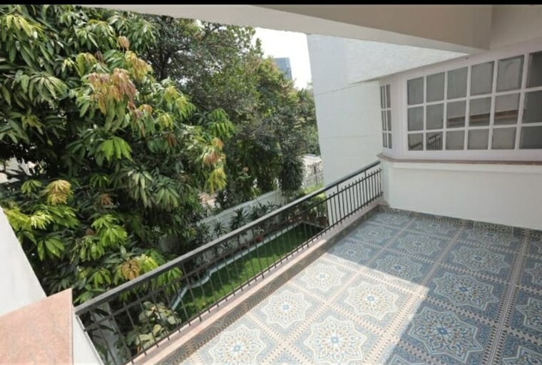 Balcony, maharani bagh 6 Bedroom 800 Sq.Yd. Independent House In Maharani Bagh Delhi 10594793