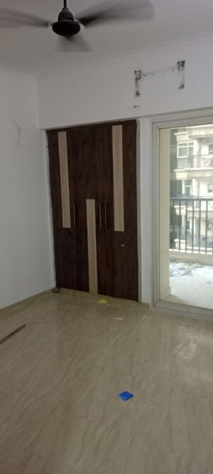 Room in 3 BHK Apartment at Gaur City 2 - 14th Avenue, Sector 16c Greater Noida – for Rent