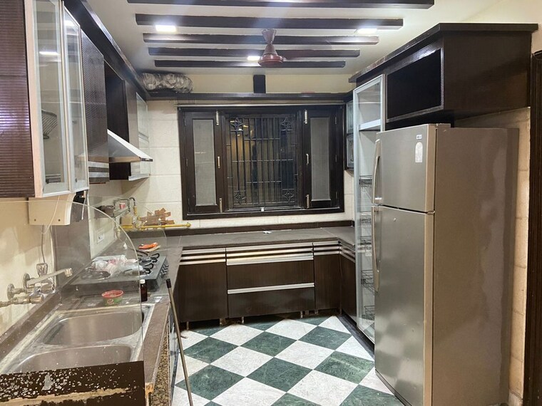 Kitchen, kailash colony 3 Bedroom 200 Sq.Yd. Builder Floor In Kailash Colony Delhi 10594899