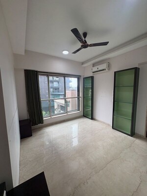 Room in 3 BHK Apartment at Juhu – for Rent