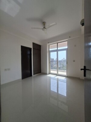 Room in 3.5 BHK Apartment at Satguru Apartments, Sector 52 – for Rent
