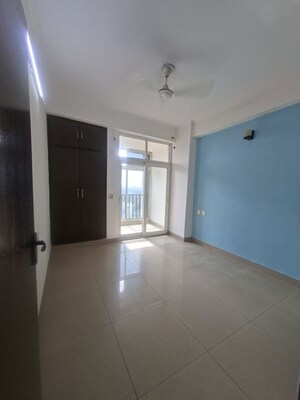 Room in 3.5 BHK Apartment at Satguru Apartments, Sector 52 – for Rent