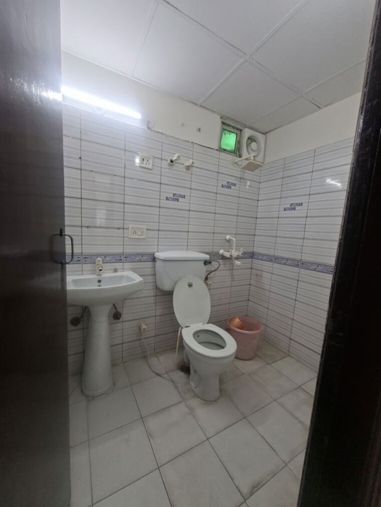 Bathroom, satguru-apartments 3.5 Bedroom 2500 Sq.Ft. Apartment In Sector 52 Gurgaon 10594997